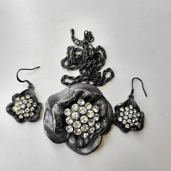 Silver Tone Rhinestone Flower Choker Necklace And Flower Hook Earrings - Picture 4 of 9